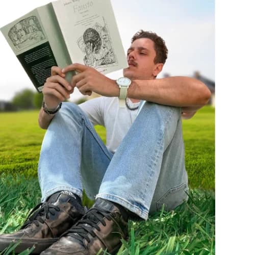 Lucas Jonas Fernandes lendo Fausto, de Goethe