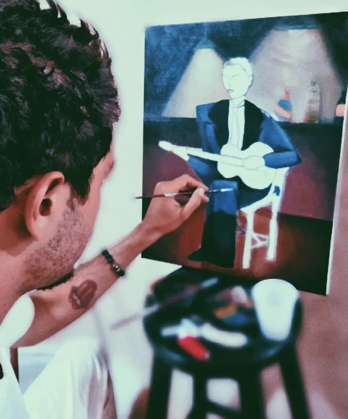 Lucas Jonas Fernandes pintando um quadro no ateliê
